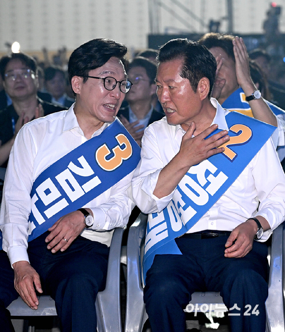 정청래(오른쪽), 김민석 더불어민주당 당대표 후보가 17일 대전 유성구 대전컨벤션센터 제2전시장에서 열린 더불어민주당 제3차 정기전국당원대회에서 대화를 나누고있다. [사진=곽영래 기자]