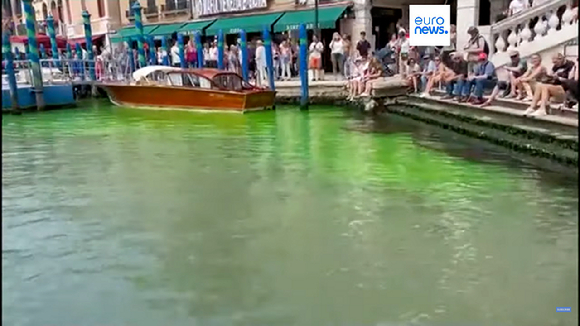 베네치아 대운하가 기후 활동가들이 시위하며 풀어놓은 염료로 인해 녹색으로 물들었다. [사진=유로뉴스(EURONEWS)]