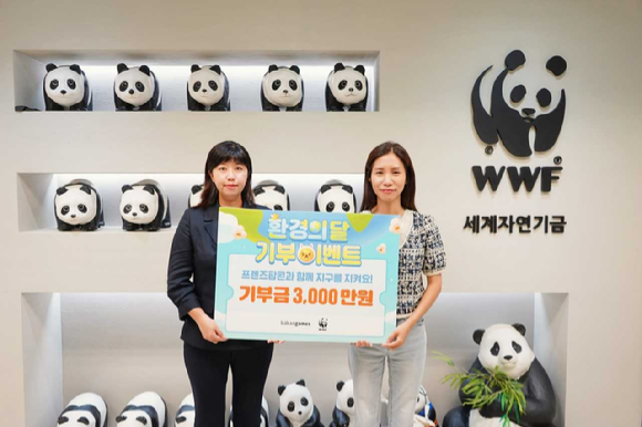 (왼쪽부터) 카카오게임즈 임지현 부사장과 WWF 박민혜 국장이 5일 서울 종로구에 위치한 WWF 사무실에서 기부금 전달식 기념촬영을 진행하고 있다. [사진=카카오게임즈]