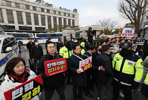 이재명 더불어민주당 대표(오른쪽)가 20일 서울 강남구 멀티캠퍼스 역삼 SSAFY 서울캠퍼스에서 열린 청년 취업 지원을 위한 현장 간담회에 참석해 로비에 마중 나온 이재용 삼성전자 회장과 인사하고 있다 [사진=정소희 기자]