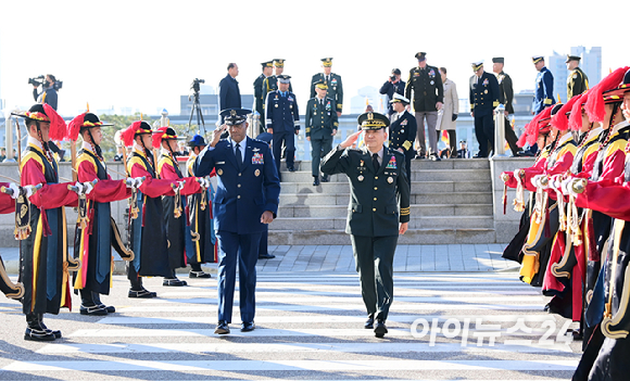 찰스 브라운 미 합참의장 환영 의장행사가 12일 오전 서울 국방부에서 열렸다. 김승겸 합참의장(오른쪽)과 브라운 미 합참의장이 청사로 이동하고 있다. [사진=정소희 기자]