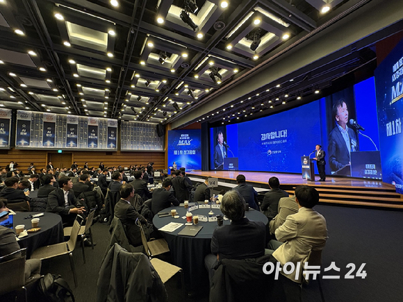 김정관 산업통상부 장관이 24일 서울 대한상공회의소에서 열린 'M.AX 얼라이언스 제1차 총회'에서 수상자들과 기념사진을 촬영하며 함께 선 휴머노이드 로봇을 바라보고 있다. [사진=권서아 기자]