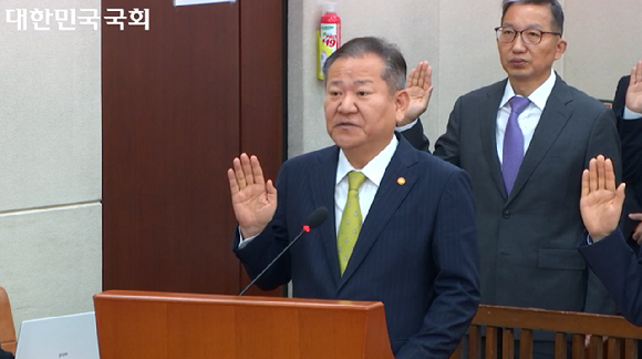 이상민 행정안전부 장관이 25일 열린 행정안전위원회 종합감사에서 증인선서를 하고 있다. [사진=국회의사중계시스템]