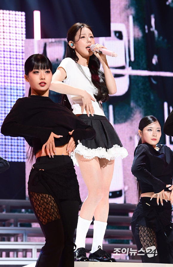 아이들(i-dle) 미연이 3일 오후 서울 용산구 한남동 블루스퀘어에서 열린 미연(MIYEON) 솔로 미니 2집 'MY, Lover' 미디어 쇼케이스에 참석해 타이틀곡 'Say My Name' 무대를 선보이고 있다. [사진=정소희 기자]