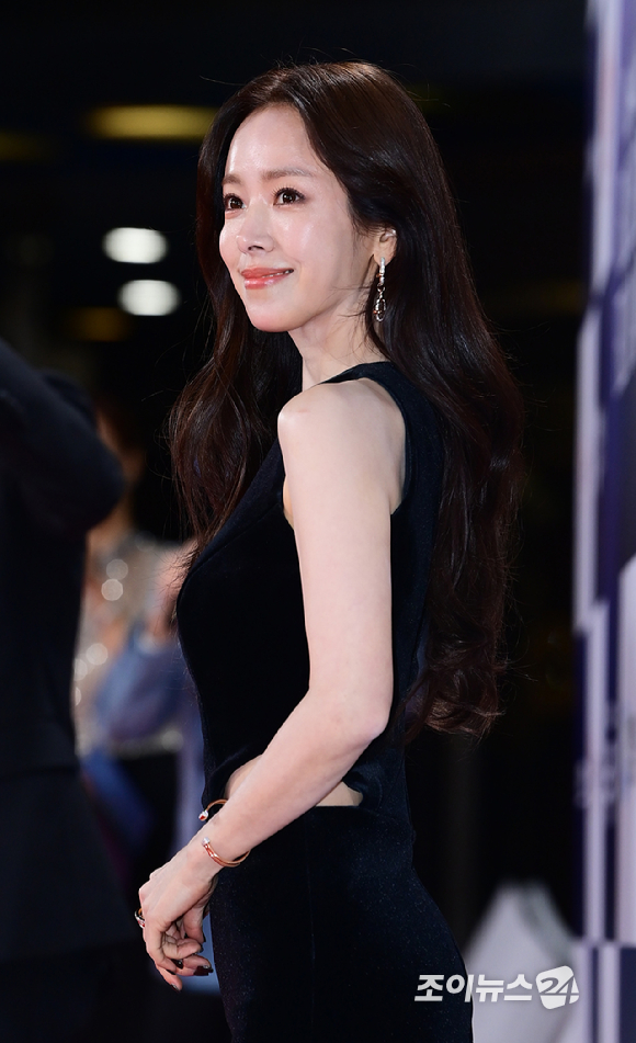 배우 한지민이 19일 오후 서울 영등포구 여의도 KBS홀에서 열린 제46회 청룡영화상 레드카펫 행사에 참석하고 있다. [사진=정소희 기자]