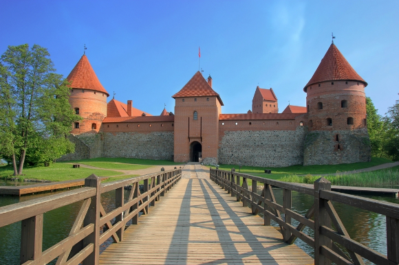 노랑풍선이 실시간 방송을 통해 '발틱3국&middot;북유럽4국 12일' 상품과 '북유럽 4국 9일' 상품을 선보인다. 사진은 트라카이성. [사진=노랑풍선]