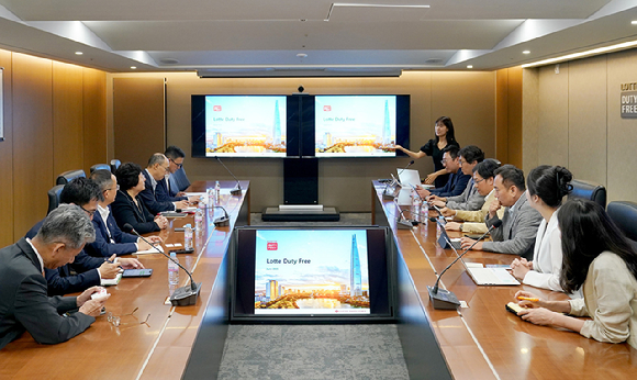지난 18일 롯데면세점과 중국국영면세점그룹 관계자들이 논의하고 있다. [사진=롯데면세점]