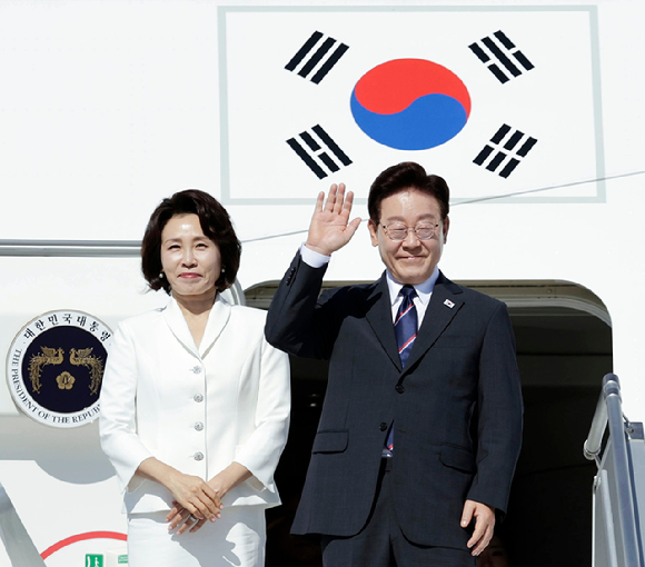 이탈리아 국빈 방문 일정을 마친 이재명 대통령과 김혜경 여사가 16일(현지시간) 로마 다빈치 공항 공군 1호기에서 환송객들을 향해 인사하고 있다. 이 대통령은 프랑스 에비앙에서 열리는 주요 7개국(G7) 확대회담과 환영 행사 등 일정을 소화할 예정이다. 2026.6.16 [사진=연합뉴스]