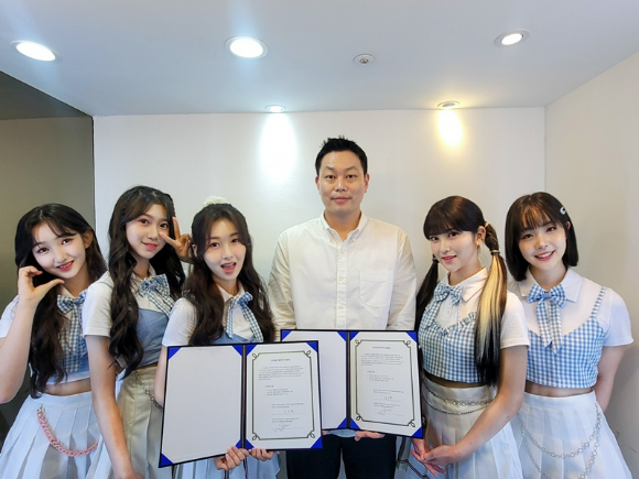 그룹 버스터즈가 '모모보드' 일본 공식 팬 커뮤니티를 오픈한다. [사진=마블링이엔엠]