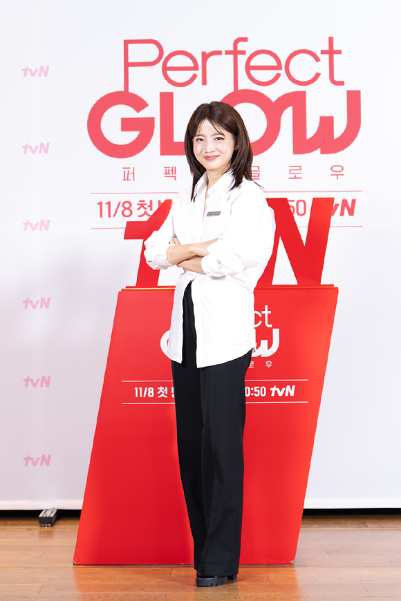 헤어디자이너 차홍이 6일 오전 온라인 중계로 진행된 tvN '퍼펙트 글로우' 제작발표회에 참석해 포즈를 취하고 있다. [사진=tvN]