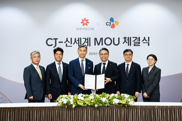 5일 CJ인재원에서 진행한 'CJ-신세계 사업제휴 합의서 체결식'에 참석한 신영수(왼쪽부터) CJ대한통운 대표, 허민회 CJ CGV 대표, 김홍기 CJ주식회사 대표, 임영록 신세계그룹 경영전략실장, 한채양 이마트 대표, 위수연 신세계프라퍼티 콘텐츠본부장. [사진=CJ]