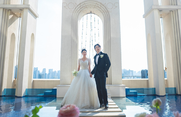 그룹 유키스 훈과 걸스데이 출신 황지선이 결혼 본식 사진을 공개했다. [사진=해피메리드컴퍼니 외]
