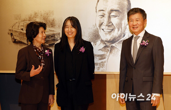 한국인 최초로 노벨문학상을 수상한 한강 작가가 17일 서울 강남구 아이파크타워에서 열린 제18회 포니정 혁신상 시상식에 참석하고있다. 포니정재단은 포니정 혁신상 수상자로 작가 한강 씨를 선정했다. 시상식에는 한강 작가를 비롯해 재단 이사장인 정몽규 HDC 회장, 고(故) 정세영 현대산업개발 명예회장의 부인 박영자 씨 등이 참석했다. [사진=사진공동취재단]