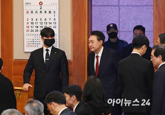 윤석열 대통령이 6일 서울 종로구 헌법재판소 대심판정에서 열린 탄핵 심판 6차 변론에 출석하고 있다. [사진=사진공동취재단]