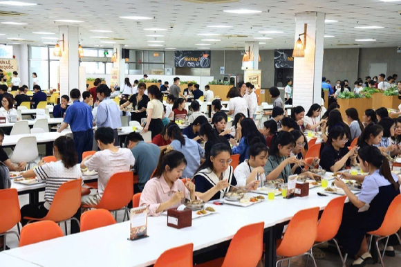 아워홈이 한화비전 구내식당 현지 근로자들에게 삼계탕을 제공했다. [사진=아워홈]