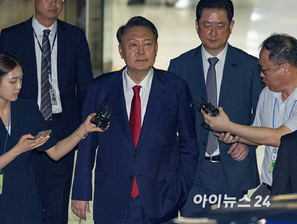 12.3 비상계엄 사태 관련 내란 혐의를 받는 윤석열 전 대통령이 9일 서울 서초구 서울중앙지방법원에서 구속 전 피의자 심문(영장실질심사)을 마치고 대기 장소인 서울구치소로 이동하고 있다. [사진=사진공동취재단]