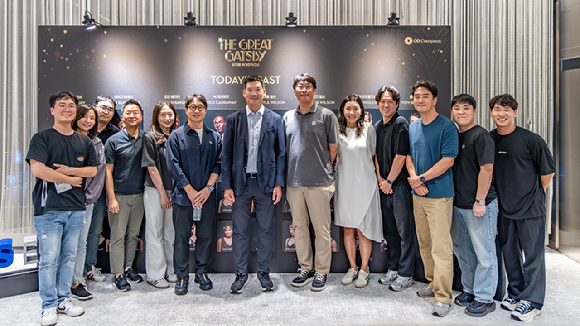 허윤홍 GS건설 대표(사진 가운데)가 GS아트센터에서 뮤지컬 위대한 개츠비 관람에 앞서, 공연장을 찾은 직원들과 함께 기념사진 촬영을 하고 있다. [사진=GS건설]