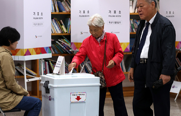 10.16 서울시교육감 보궐선거일인 16일 오전 서울 구로구 구로아트밸리 예술극장에 마련된 구로5동 제4투표소에서 유권자가 소중한 한표를 행사하고 있다. 2024.10.16.  [사진=뉴시스]