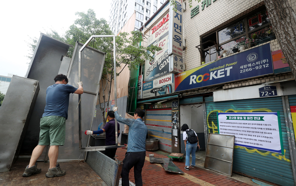  26일 오후 서울 중구 을지면옥에서 집기류가 가게 밖으로 옮겨 지고 있다.  [사진=뉴시스]