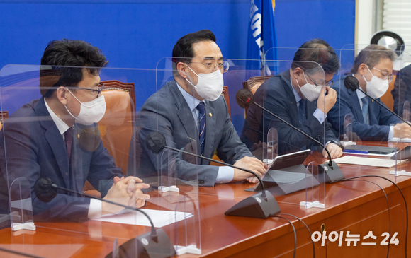 박홍근 더불어민주당 원내대표가 12일 오전 서울 여의도 국회에서 열린 원내대책회의에서 발언하고 있다. [사진=김성진 기자]