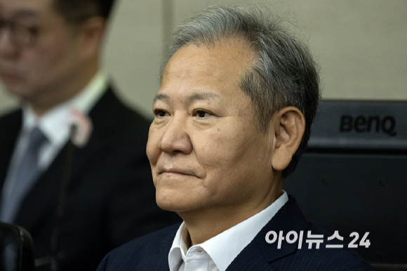 12·3 비상계엄 관련 언론사 단전·단수를 지시한 혐의로 구속기소 된 이상민 전 행정안전부 장관이 17일 오전 서울 서초구 서울중앙지방법원에서 열린 첫 공판에 출석하고 있다. [사진=사진공동취재단]
