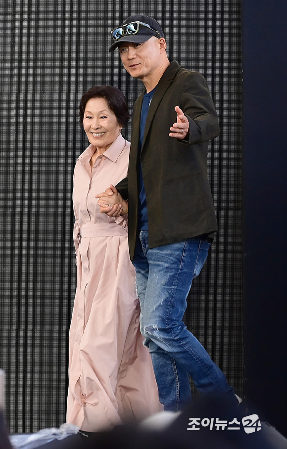 배우 김혜자와 송일곤 감독이 8일 부산 해운대구 영화의전당에서 열린 제31회 부산국제영화제 '여전히 찬란하게' 야외 무대인사를 갖고 있다. [사진=정소희 기자]