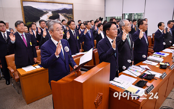 강호동 농협중앙회장이 18일 오전 서울 여의도 국회 농림축산식품해양수산위원회에서 열린 농업협동조합중앙회·농협경제지주·농협금융지주 국정감사에서 선서를 하고 있다. [사진=곽영래 기자]