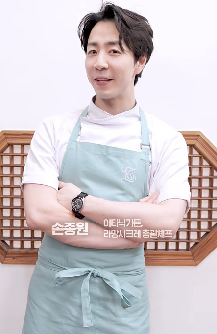 배우 송혜교가 5일 오후 서울 삼성동 코엑스에서 열린 제61회 백상예술대상 시상식 레드카펫 행사에 참석하고 있다. [사진=정소희 기자]