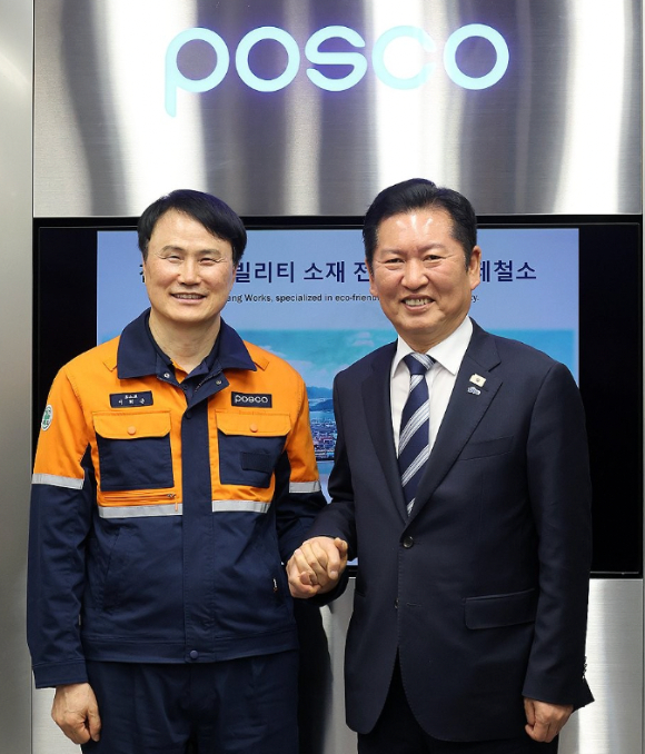 이희근 포스코 대표이사 사장이 9일 전남 광양시 포스코 광양제철소에서 열린 간담회에서 더불어민주당 정청래 대표에게 건의사항을 전달하고 있다. [사진=연합뉴스]