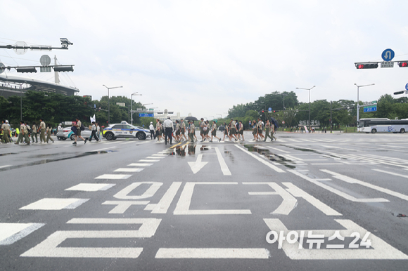 11일 오후 서울 마포구 상암동 서울월드컵경기장에 2023 새만금 세계스카우트 잼버리 폐영식에 참가하는 각국 스카우트 대원들이 도착하고 있다. [사진=한국온라인사진기자협회 공동취재단]