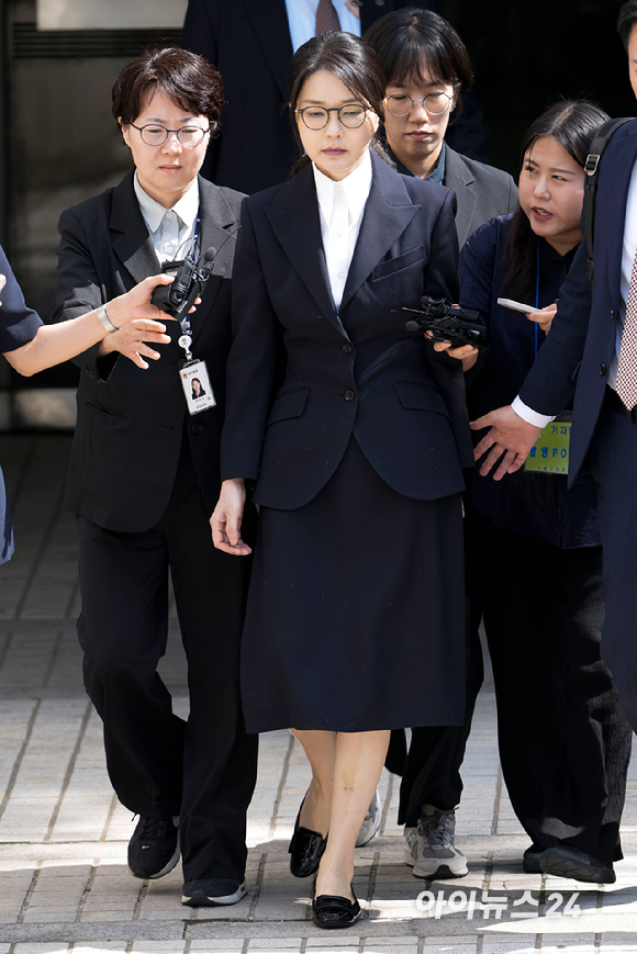 윤석열 전 대통령 부인 김건희 씨가 12일 오후 서울 서초구 서울중앙지방법원에서 열린 구속 전 피의자 심문(영장실질심사)을 마치고 법원을 나서고 있다. [사진=사진공동취재단]