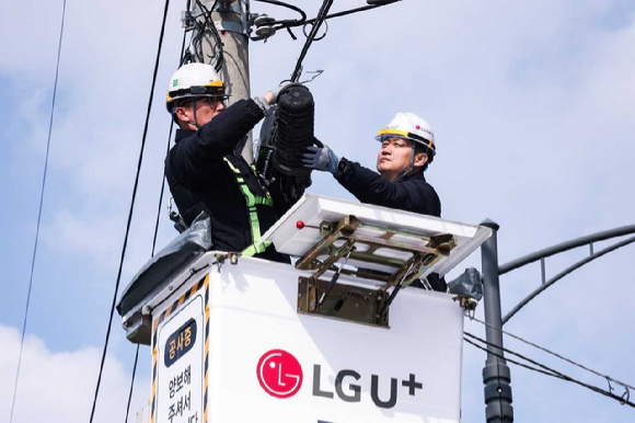홍범식 LG유플러스 대표가 서울 마포구에 위치한 통신 설비 점검 현장에서 버킷 차량에 탑승, 5m 높이의 광접속함체를 점검하는 모습. [사진=LGU+]