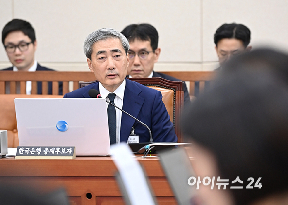 신현송 한국은행 총재 후보자가 15일 서울 여의도 국회 재정경제기획위원회에서 열린 인사청문회에서 질의에 답변하고 있다. [사진=곽영래 기자]