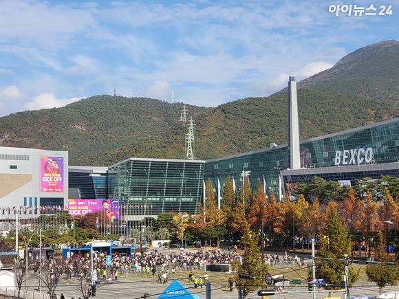 벡스코가 개막하고 첫 주말인 19일 오전 10시 30분쯤 지스타 2022가 열리는 부산 벡스코 앞 입장하려는 관람객들이 줄을 서고 있다. [사진=박예진 기자]