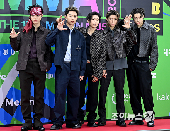 박재범과 롱샷이 20일 서울 구로구 고척돔에서 열린 '2025 멜론뮤직어워드(MMA2025)' 레드카펫에서 포즈를 취하고 있다.