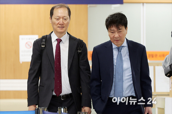 12.3 비상계엄 해제 직후 안가 회동과 관련해 국회에서 위증한 혐의를 받는 이완규 전 법제처장이 27일 오전 서울 서초구 서울중앙지방법원에서 열린 공판에 출석하고 있다. [사진=곽영래 기자]