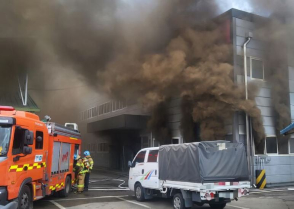 경기도 화성 한 교육센터에서 화재가 발생해 소방 당국이 진화에 나섰다. 사진은 사고 현장. [사진=화성소방서]