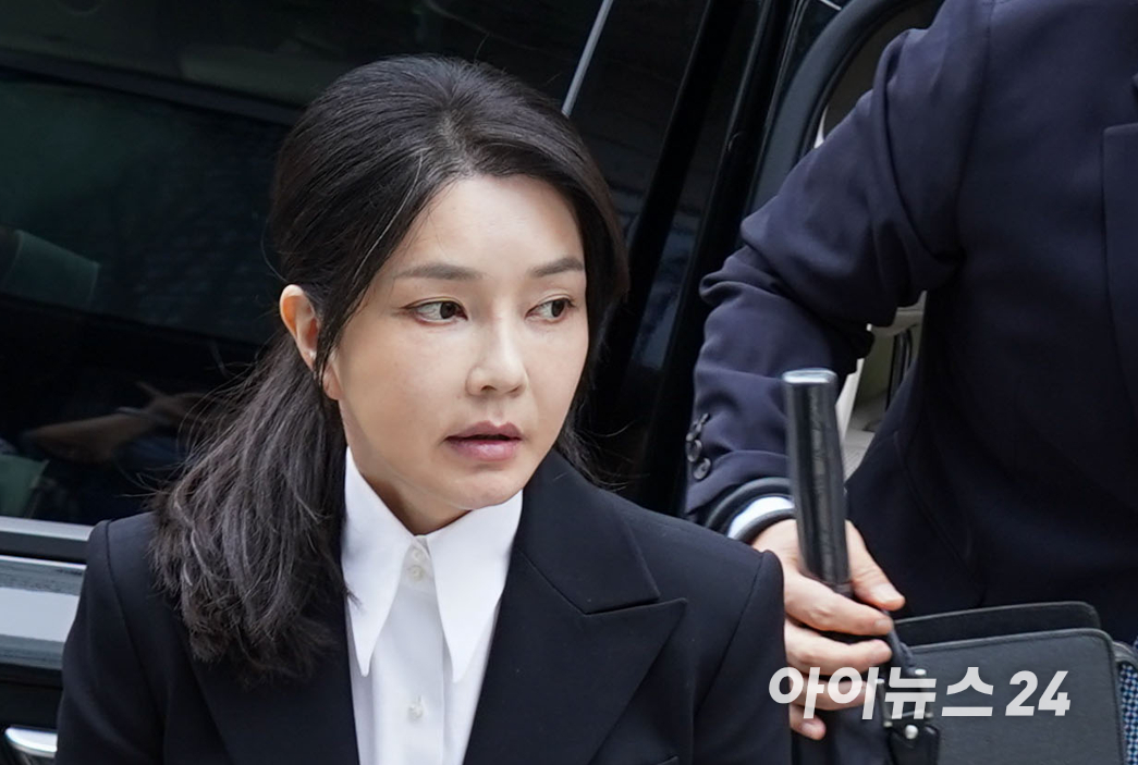 윤석열 전 대통령의 배우자 김건희 여사가 2025년 8월 6일 광화문에 위치한 '김건희 특검' 사무실에 출석하고 있다. [사진=곽영래 기자]