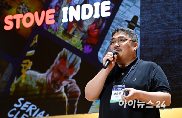 제4회 아이뉴스24 ICT 포럼 '장르 플랫폼 파괴적 혁신: 게임 개척자에게 노하우를 듣다' 라는 주제로 22일 오후 서울 중구 페럼타워 페럼홀에서 열렸다.여승환 스마일게이트 이사가 강연을 하고 있다. [사진=곽영래 기자]