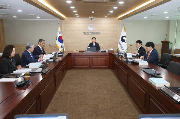 김종철 방송미디어통신위원장(가운데)이 29일 정부과천청사에서 2026년 제5차 전체회의를 진행하고 있는 모습. [사진=방미통위]