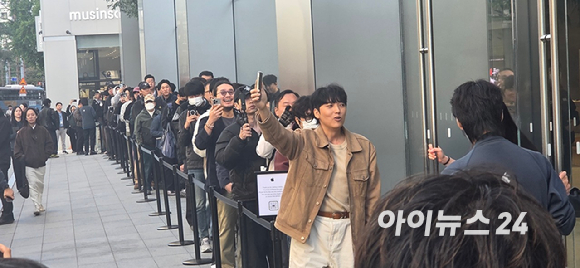 23일 오전 8시 애플명동 매장의 문이 열리기 직전 대기자들이 기대에 찬 표정으로 대기하고 있다. [사진=박지은 기자]