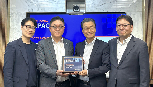 (왼쪽 두번째부터)정상섭 코오롱베니트 상무와 최승철 클라우데라 한국 지사장이 지난 6일 서울시 강남구 클라우데라 한국지사 사무소에서 2024 아시아태평양지역 올해의 파트너상' 시상식에서 기념 촬영하고 있다. [사진=코오롱베니트]