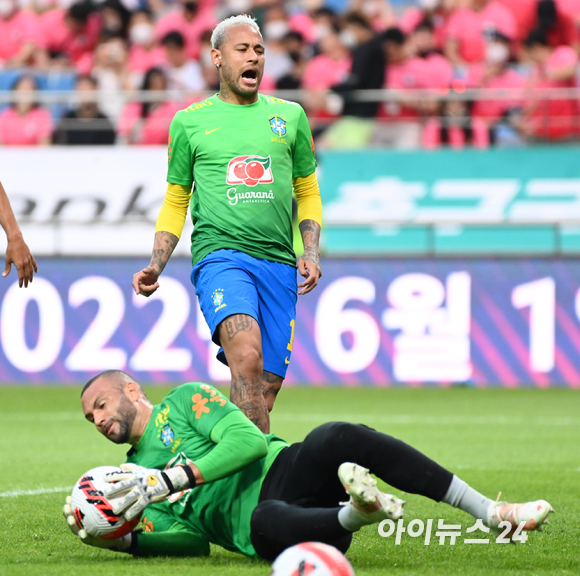 브라질 축구선수 네이마르가 2일 오후 서울 월드컵경기장에서 열린 대한민국과 브라질 축구 국가대표팀 친선경기를 앞두고 몸을 풀고 있다. [사진=정소희 기자]