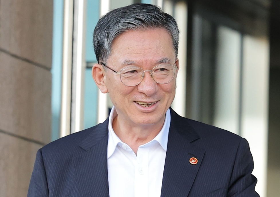 정성호 전 법무부 장관이 지난 24일 경기 정부과천청사 법무부 건물을 밝은 표정으로 나서고 있다. 2026.8.24. [사진=연합뉴스]