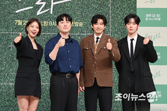 배우 임세미, 장영석 PD, 윤계상, 그룹 위아이 김요한이 25일 오후 서울 양천구 목동 SBS에서 열린 SBS 새 금토드라마 '트라이: 우리는 기적이 된다' 제작발표회에 참석해 포즈를 취하고 있다. [사진=문수지 기자]