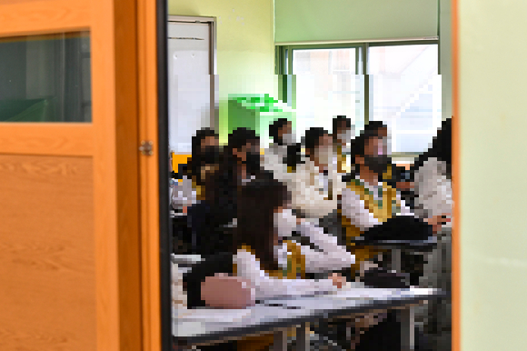 2일 서울 마포구 한 학교에서 신입생들이 담임교사와 인사를 나누고 있다. 해당 사진은 기사와 관련없음. [사진=뉴시스]