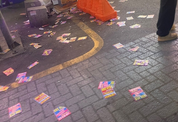 서울 강남 한복판에 '벗고 노는 셔츠룸' 등의 내용이 담긴 불법 전단지 수십만장 유포한 일당이 경찰에 붙잡혔다. 사진은 강남구 일대에 뿌려진 불법 전단지. [사진=서울경찰청]