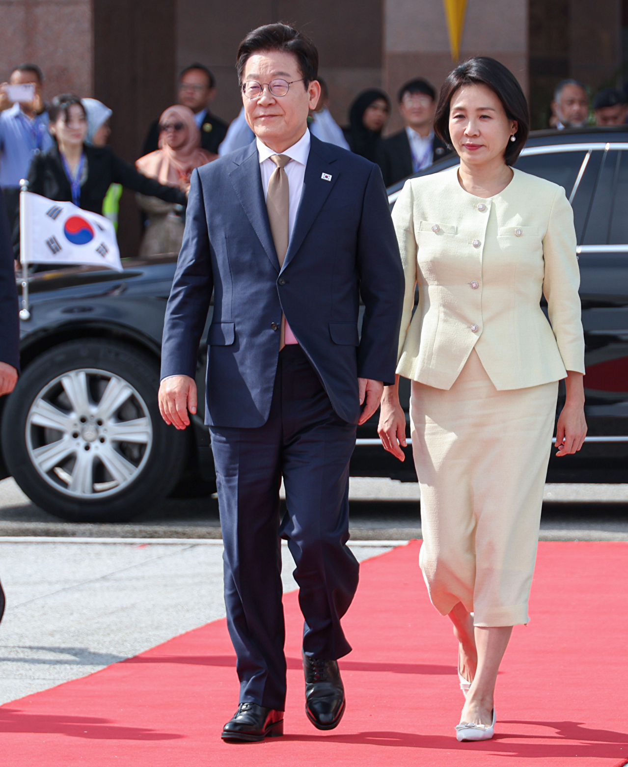 아세안 정상회의 일정을 마치고 귀국하는 이재명 대통령과 김혜경 여사가 27일 말레이시아 쿠알라룸푸르 국제공항에서 공군 1호기로 향하고 있다. 2025.10.27 [사진=연합뉴스]