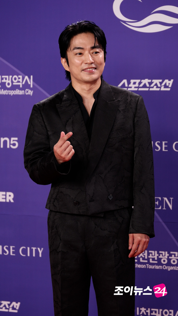 배우 정문성이 31일 오후 인천시 영종구 운서동 파라다이스시티에서 열린 제5회 청룡시리즈어워즈 레드카펫 행사에 참석하고 있다. [사진=문수지 기자]