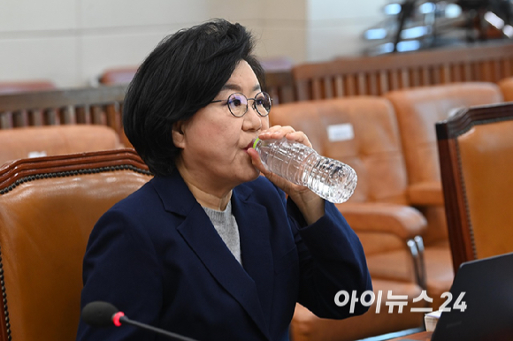 이혜훈 기획예산처 장관 후보자가 23일 오전 서울 여의도 국회 재정경제기획위원회에서 열린 인사청문회에 출석해 물을 마시고 있다. [사진=곽영래 기자]